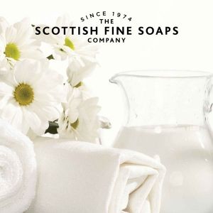 Scottish Fine Soaps Au Lait Козметичен комплект 4 продукта и гъба за баня